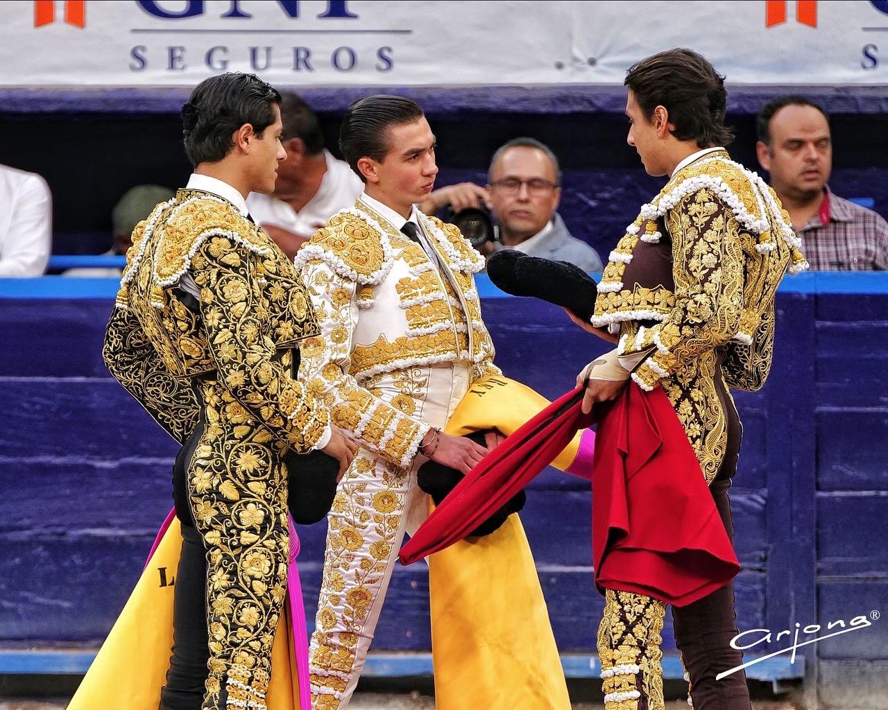 Bruno Aloi junto a Roca Rey y Luis David Adame en el ruedo tras la alternativa