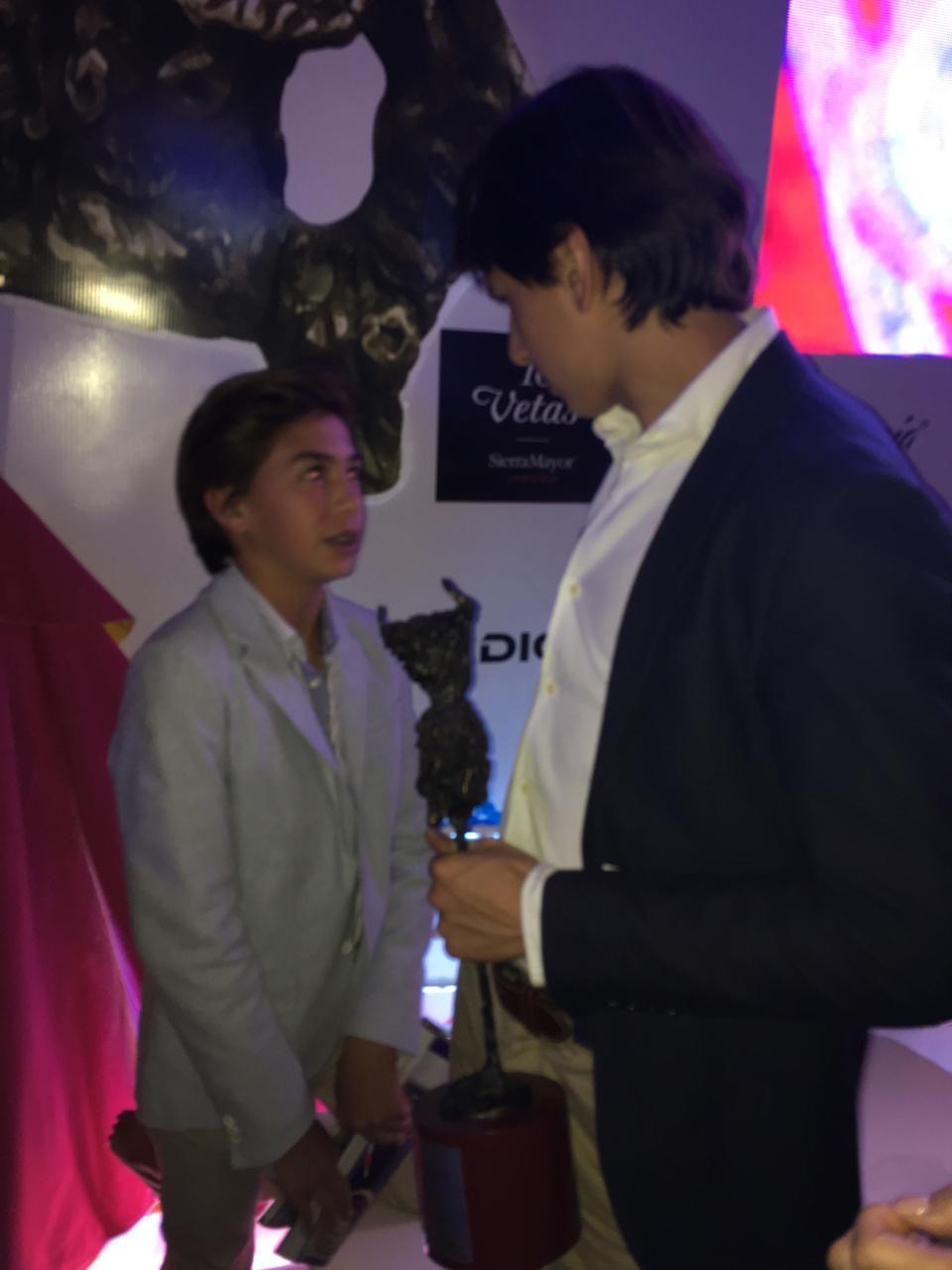 Bruno Aloi recibiendo trofeo